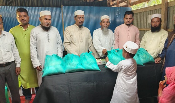 বাবুগঞ্জ শিক্ষার্থীদের মাঝে ঈদ সামগ্রী বিতরণ