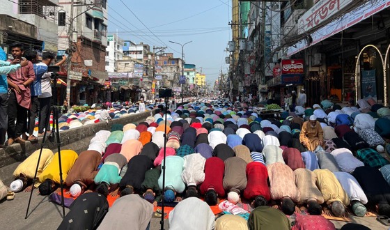 হাজীগঞ্জ ঐতিহাসিক বড় মসজিদে জুমাতুল বিদা'র বৃহৎ জামাত