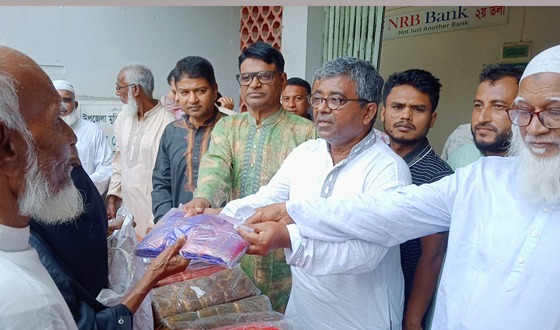 মোল্লাহাটে বিএনপির কেন্দ্রীয় নেতার ঈদ বস্ত্র বিতরণ