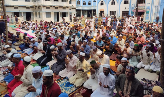 জুমাতুল বিদায় শাহজালাল দরগাহ মসজিদে মুসল্লিদের ঢল