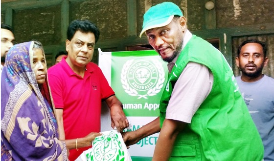 চরভদ্রাসনে পল্লি বাংলা এনজিও’র ঈদ সামগ্রী বিতরন