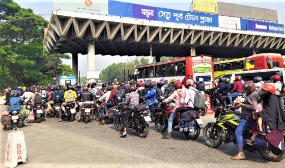 স্বস্তির ঈদযাত্রায় মহাসড়কে মোটরসাইকেলের দীর্ঘ সারি