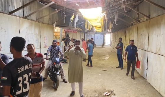 কুয়াকাটা পৌর বিএনপির সভাপতির দুই ছেলে কর্তৃক ১০ দোকানে তালা