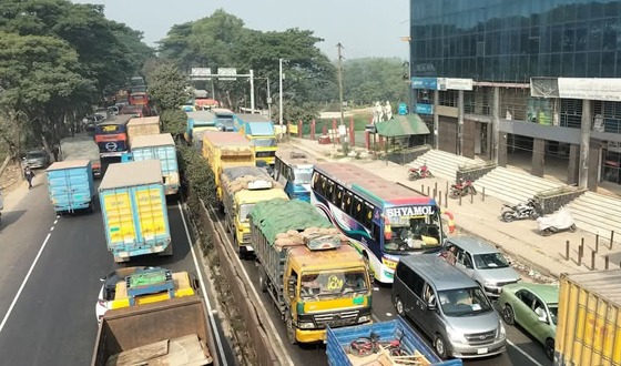মধ্যরাত থেকে ঢাকা-চট্টগ্রাম মহাসড়কে যানজট, দুর্ভোগ চরমে