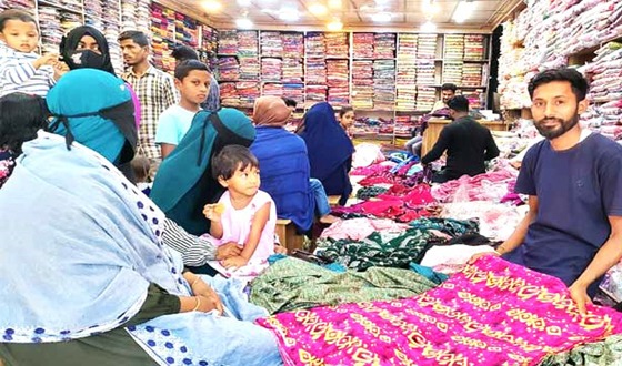 কমলগঞ্জে শেষ  মুহূর্তের ঈদের কেনাকাটা