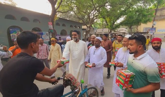 সাঘাটায় পথচারিদের মাঝে ইফতার বিতরণ