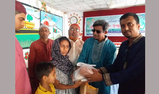 দৌলতপুরে প্রতিবন্ধীদের মাঝে ইফতার ও ঈদ সামগ্রী বিতরণ করা হয়