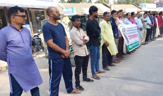 নাগেশ্বরীতে আলমগীর হোসেনের চাঁদাবাজীর প্রতিবাদ ও গ্রেফতারের দাবিতে মানবন্ধন