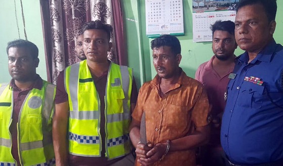 পুলিশ ফাঁড়ির পাশেই গলায় ছুরি ধরে ছিনতাই