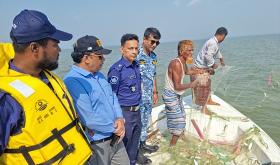 চাঁদপুর নদীতে অবৈধ জাল, নৌকা ও বাল্কহেডসহ আটক ১৬