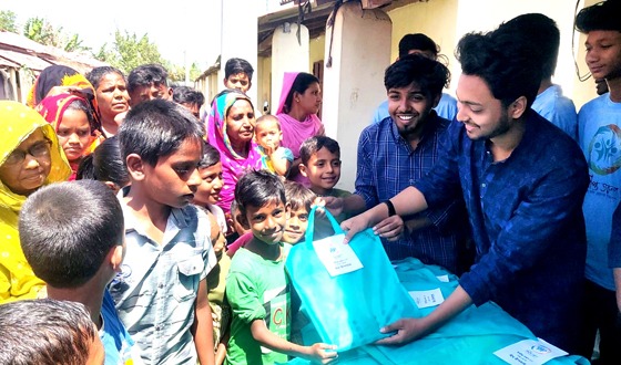 হিলিতে উদ্দীপ্ত তরুণ সংগঠনের ঈদ উপহার বিতরন
