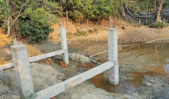 ঈদগাঁওতে খালের উপর ভবন নির্মাণের অভিযোগ