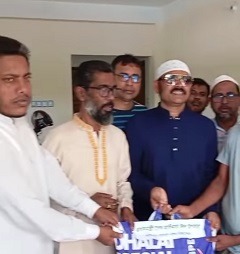 ফ্যাসিস্ট শেখ হাসিনার নামে বরগুনায় ঈদ সামগ্রী বিতরণ;  বিএনপির বিক্ষোভ