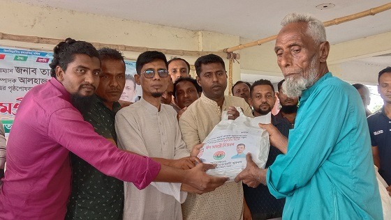 কয়রায় ঈদ সামগ্রী বিতরন