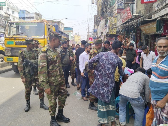 হাজীগঞ্জে যৌথ বাহিনী কর্তৃক ভ্রাম্যমাণ মোবাইল কোর্ট স্থাপন