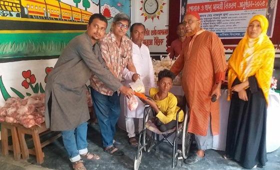 দৌলতপুরে প্রতিবন্ধীদের মাঝে ঈদের পোশাক ও খাদ্য সামগ্রী বিতরণ