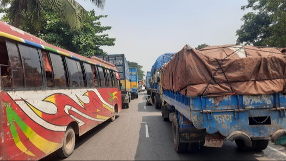 গজারিয়া ঢাকা-চট্টগ্রাম মহাসড়কে কুমিল্লা মুখী লেনে তীব্র যানজট
