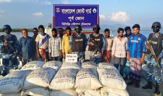 সাগরপথে পাচারকালে বিপুল পরিমান ইউরিয়া সারসহ আটক ১০