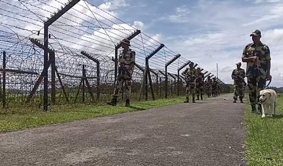 সীমান্তে দুই বাংলাদেশিকে তুলে নেওয়ায় ২ ভারতীয়কে ধরে আনলো গ্রামবাসী