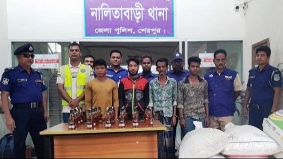 ভারতীয় চিনি, মদ ও গাজাসহ আটক ৫