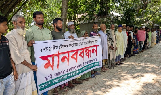 বড়াইগ্রামে বিএডিসি’র সেচ যন্ত্র স্থাপনের দাবিতে মানববন্ধন
