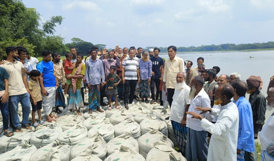 বাবুগঞ্জে উন্নয়ন কাজে অপপ্রচারের প্রতিবাদে বিরুদ্ধে এলাকাবাসীর বিক্ষোভ