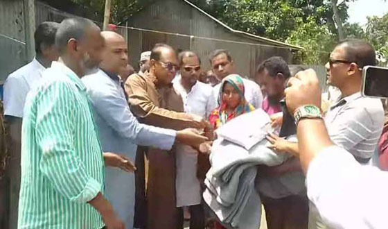 মধুখালীর শান্তিপুরে অগ্নিকাণ্ডে ক্ষতিগ্রস্ত পরিবারকে আর্থিক সহায়তা প্রদান