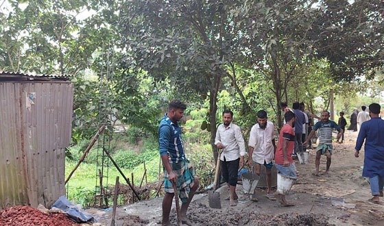 গজারিয়ায় জোরপূর্বক জায়গা দখল করে দেয়াল নির্মাণের অভিযোগ