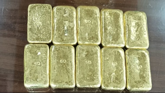 শার্শায় ১০ টি স্বর্ণের বারস পাচারকারী আটক