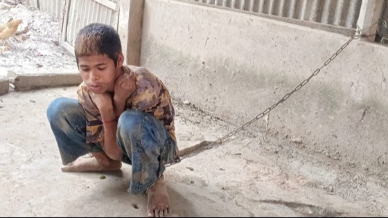 ফুলবাড়িয়ায় শিকলবন্দী হয়ে মানবেতর জীবন কাটছে যুবকের