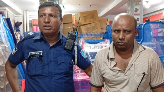 টাঙ্গাইলে বৃদ্ধের টাকা ছিনতাইয়ের সময় ছিনতাইকারীকে আটক করেছে পুলিশ