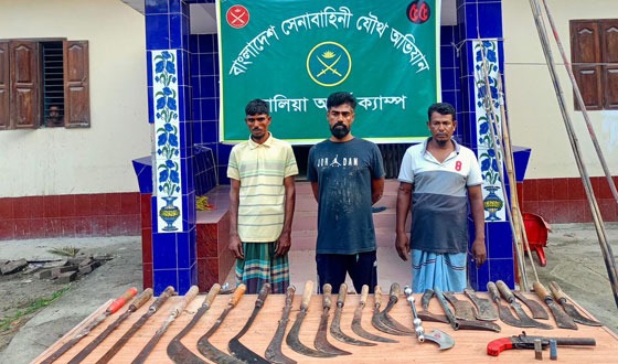কালিয়ায় সেনাবাহিনীর অভিযানে অস্ত্রসহ আটক ৩