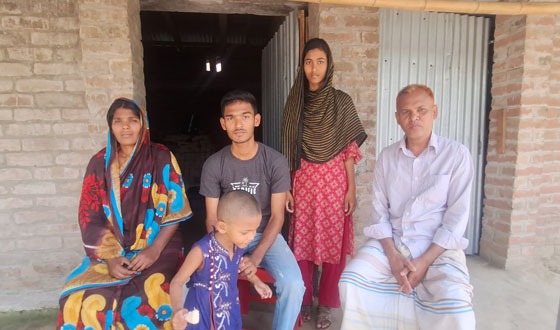 ৬টি বিশ্ববিদ্যালয়ে ভর্তির সুযোগ পেয়েও আর্থিক সংকটে ভর্তিতে অনিশ্চয়তা