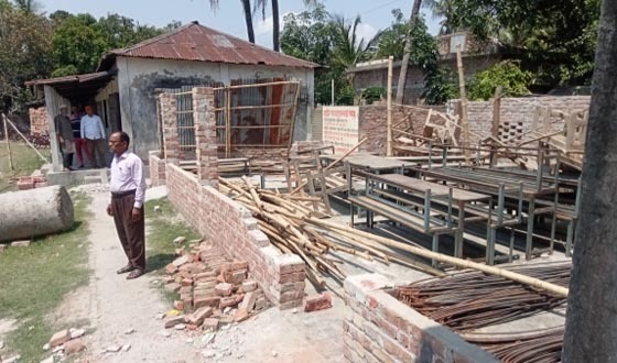 আশাশুনির হাড়ীভাঙ্গা হাই স্কুলের সাইকেল শেডের ছাউনি ঝড়ে বিধ্বস্থ