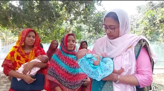 যমজ তিন সন্তান দেখতে গেলেন গোমস্তাপুর ইউএনও নিশাত আনজুম