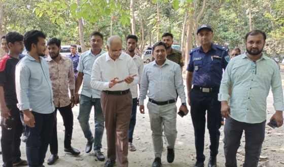 দেবহাটার রুপসী ম্যানগ্রোভে হাইকোর্টের বিচারপতি মাহমুদুল হকের পরিদর্শন