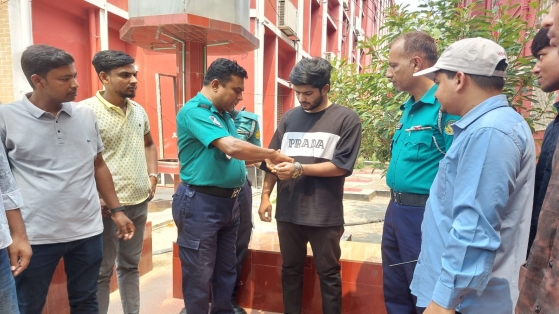 পরীক্ষার ভাইভা দিতে এসে  নিষিদ্ধ ছাত্রলীগ কর্মী আটক