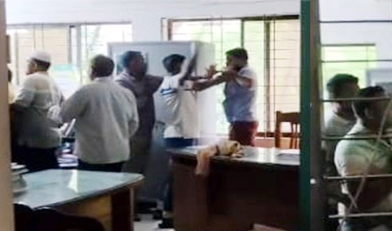 গৌরনদী উপজেলা পরিষদে ঢুকে তিন ইউপি সদস্যকে মারধর