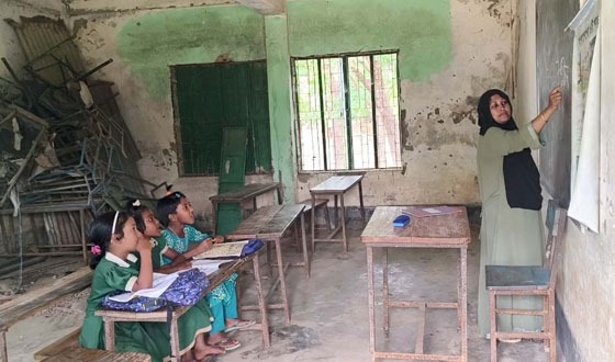 দুর্গাপুরে জরাজীর্ণ ভবণে ঝুঁকিপূর্ণ পাঠদান চলছে দুই শিক্ষক দিয়ে