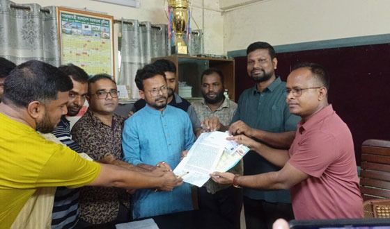 স্থলবন্দরে চাঁদাবাজি বন্ধের দাবিতে ট্রাক মালিকদের প্রতিবাদ