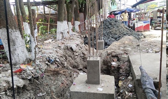 বরিশালে ফুটপাত দখল করে সীমানা প্রাচীর নির্মাণ