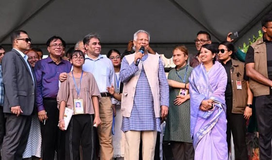 দাদা দাদীর কবর জিয়ারত করলেন প্রধান উপদেষ্টা