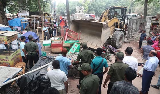 সোহরাওয়ার্দী উদ্যান অবৈধ দোকান-স্থাপনা উচ্ছেদ অভিযান