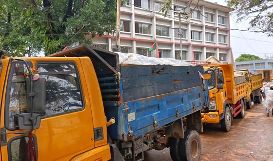 কলমাকান্দায় অবৈধ বালু উত্তোলিত সাতটি ট্রাক জব্দ