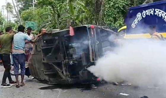 মাহিন্দ্রা ও তেলবাহী ট্যাংকলরির মুখোমুখি সংঘর্ষ, নিহত ৩