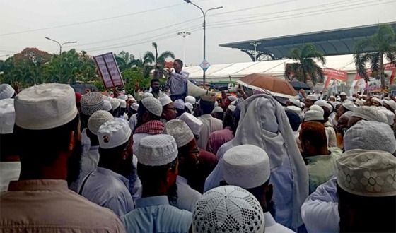 কর্মকর্তাদের অবরুদ্ধ করে বকেয়া বেতন-বোনাসের দাবি, ২ ঘন্টার আল্টেমেটাম