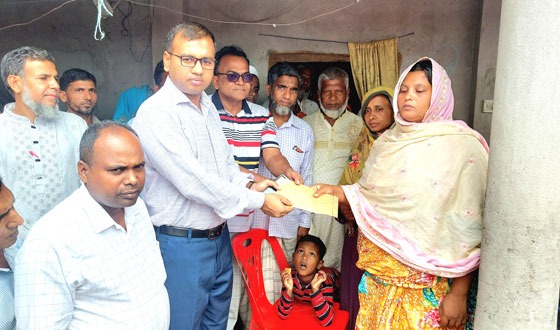 গোমস্তাপুরে বজ্রপাতে কৃষক নিহত, উপজেলা প্রশাসনের আর্থিক সহায়তা