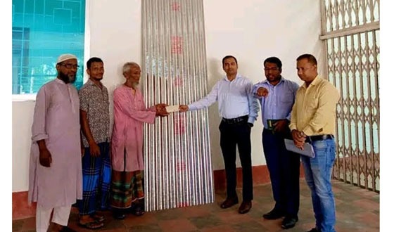 রাজারহাটে অগ্নিকাণ্ডে ক্ষতিগ্রস্ত পরিবারকে ঢেউটিন ও অর্থ প্রদান