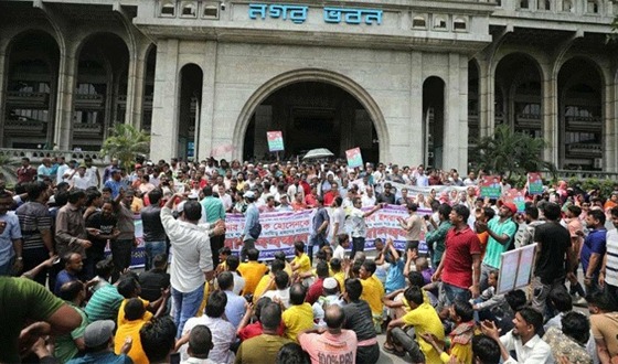 আজও নগরভবন আটকে বিক্ষোভ করছেন ইশরাক সমর্থকরা