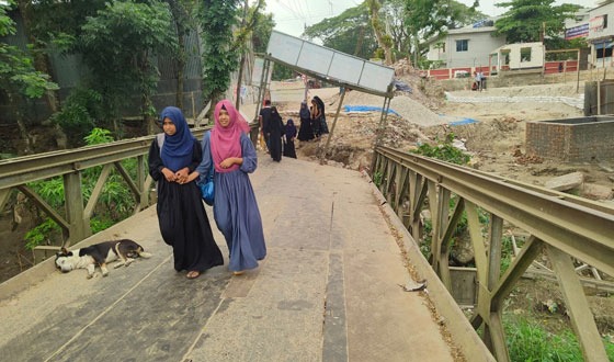 সাটুরিয়ার গাজীখালী নদীর বেইলি সেতু যেন মৃত্যুফাঁদ